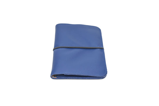 Pamilacan compact and flat wallet in genuine leather blue with matching elastic closure, made in Rennes.