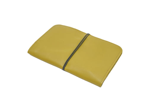 Portefeuille compact et plat Pamilacan en cuir véritable marron foncé avec élastique de fermeture assorti, fabriqué à Rennes.