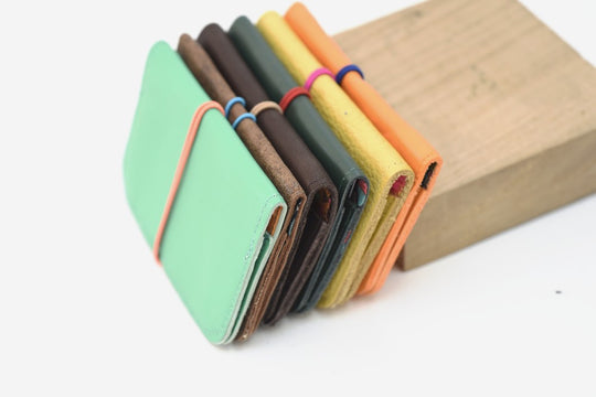 Porte-cartes en cuir en cuir artisanal fait main à Rennes - Photo 2