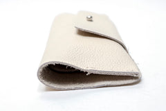 Etui à lunettes en cuir blanc