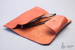 Etui de lunettes rouge en cuir
