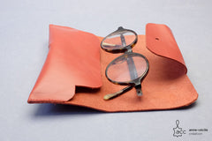 Etui de lunettes rouge en cuir