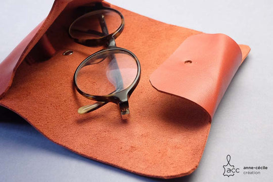 Etui de lunettes rouge en cuir