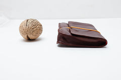 Pochette à tabac en cuir marron recyclé