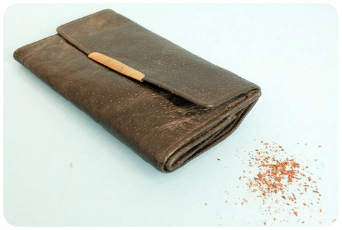 Tobacco pouch : The roots of this smoking accessory