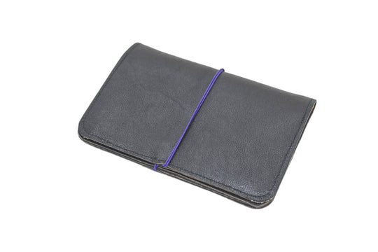 Pamilacan compact and flat wallet in genuine leather black with matching elastic closure, made in Rennes.