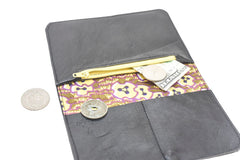 Detail of the anti-sandwich effect fold and the careful finishing of a leather wallet brown dark CreationACC.