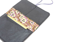 Detail of the anti-sandwich effect fold and the careful finishing of a leather wallet brown dark CreationACC.