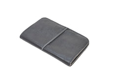 Portefeuille compact et plat Pamilacan en cuir véritable noir avec élastique de fermeture assorti, fabriqué à Rennes.