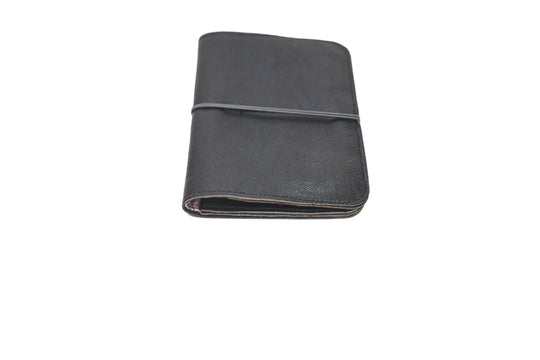 Pamilacan compact and flat wallet in genuine leather black with matching elastic closure, made in Rennes.