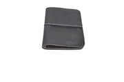 Portefeuille compact et plat Pamilacan en cuir véritable noir avec élastique de fermeture assorti, fabriqué à Rennes.