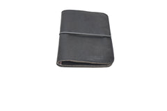 Portefeuille compact et plat Pamilacan en cuir véritable noir avec élastique de fermeture assorti, fabriqué à Rennes.