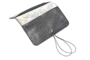 Portefeuille compact et plat Pamilacan en cuir véritable noir avec élastique de fermeture assorti, fabriqué à Rennes.