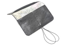Portefeuille compact et plat Pamilacan en cuir véritable noir avec élastique de fermeture assorti, fabriqué à Rennes.