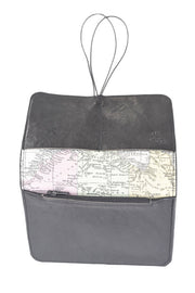 Portefeuille compact et plat Pamilacan en cuir véritable noir avec élastique de fermeture assorti, fabriqué à Rennes.