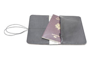 Portefeuille compact et plat Pamilacan en cuir véritable noir avec élastique de fermeture assorti, fabriqué à Rennes.