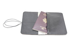 Portefeuille compact et plat Pamilacan en cuir véritable noir avec élastique de fermeture assorti, fabriqué à Rennes.