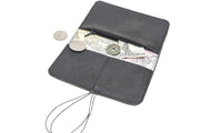 Portefeuille compact et plat Pamilacan en cuir véritable noir avec élastique de fermeture assorti, fabriqué à Rennes.