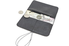 Portefeuille compact et plat Pamilacan en cuir véritable noir avec élastique de fermeture assorti, fabriqué à Rennes.