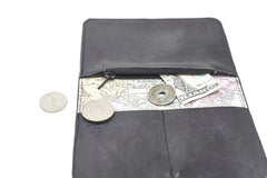 Portefeuille compact et plat Pamilacan en cuir véritable noir avec élastique de fermeture assorti, fabriqué à Rennes.