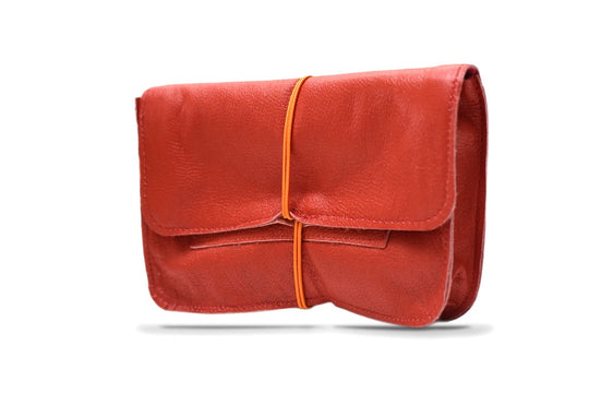 Tobacco pouch red in full grain leather, made in France, engraving offered.