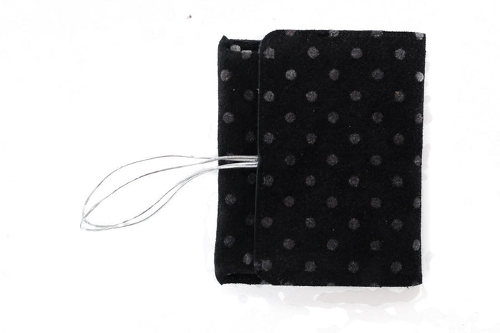 Grand porte-monnaie en daim noir à pois