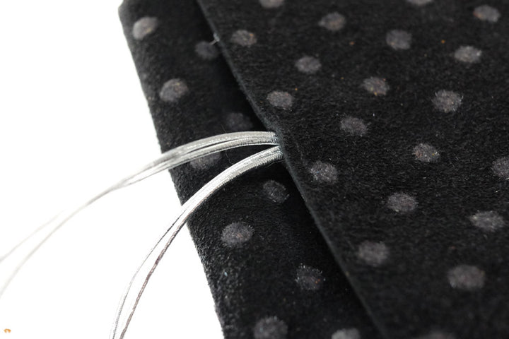 Grand porte-monnaie en daim noir à pois