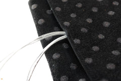 Grand porte-monnaie en daim noir à pois