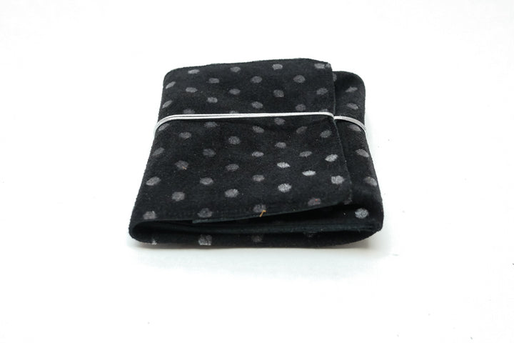 Grand porte-monnaie en daim noir à pois