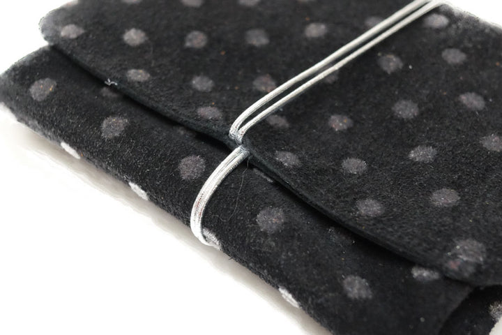 Grand porte-monnaie en daim noir à pois