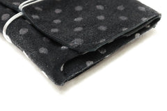 Grand porte-monnaie en daim noir à pois