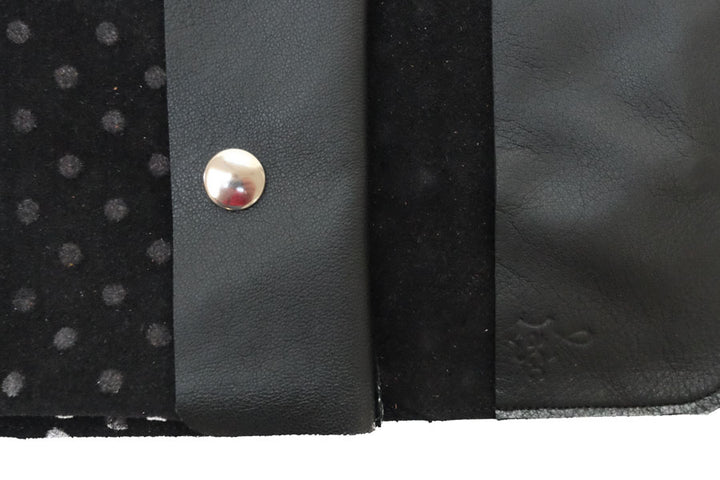 Grand porte-monnaie en daim noir à pois