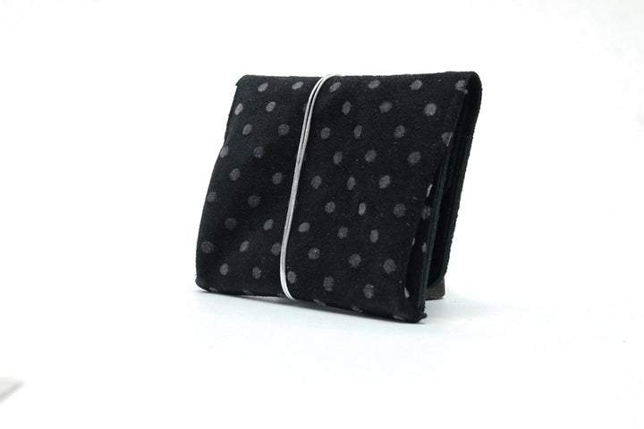 Grand porte-monnaie en daim noir à pois