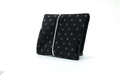 Grand porte-monnaie en daim noir à pois