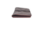 Portefeuille compact et plat Pamilacan en cuir véritable marron foncé avec élastique de fermeture assorti, fabriqué à Rennes.