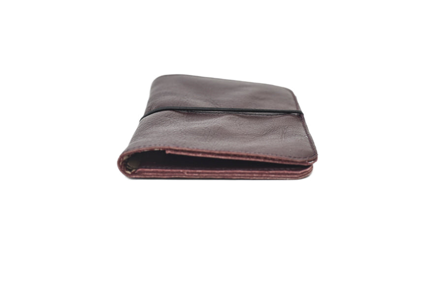 Pamilacan compact and flat wallet in genuine leather brown dark with matching elastic closure, made in Rennes.
