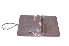 Pamilacan compact and flat wallet in genuine leather brown dark with matching elastic closure, made in Rennes.