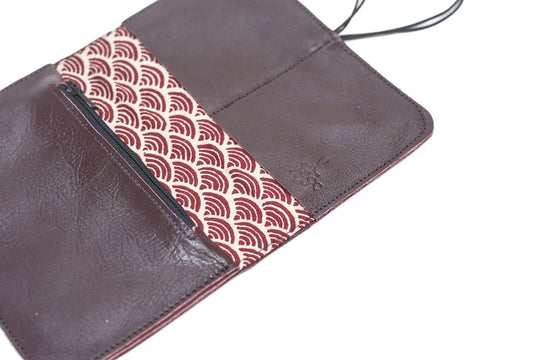 Portefeuille compact et plat Pamilacan en cuir véritable marron foncé avec élastique de fermeture assorti, fabriqué à Rennes.