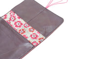 Detail of the anti-sandwich effect fold and the careful finishing of a leather wallet brown dark CreationACC.