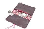 Detail of the anti-sandwich effect fold and the careful finishing of a leather wallet brown dark CreationACC.