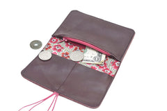 Detail of the anti-sandwich effect fold and the careful finishing of a leather wallet brown dark CreationACC.