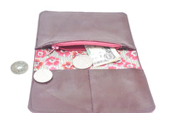Detail of the anti-sandwich effect fold and the careful finishing of a leather wallet brown dark CreationACC.