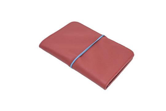 Détail de la pliure anti-effet sandwich et des finitions soignées d'un portefeuille en cuir rouge foncé CreationACC.