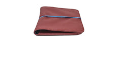 Détail de la pliure anti-effet sandwich et des finitions soignées d'un portefeuille en cuir rouge foncé CreationACC.