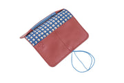 Intérieur du portefeuille minimaliste rouge foncé Pamilacan montrant les fentes pour 6 à 7 cartes et la doublure en tissu assorti.