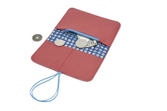 Intérieur du portefeuille minimaliste rouge foncé Pamilacan montrant les fentes pour 6 à 7 cartes et la doublure en tissu assorti.