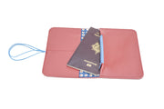 Intérieur du portefeuille minimaliste rouge foncé Pamilacan montrant les fentes pour 6 à 7 cartes et la doublure en tissu assorti.