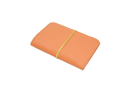 Pamilacan compact and flat wallet in genuine leather orange with matching elastic closure, made in Rennes.