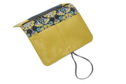 Detail of the anti-sandwich crease and the meticulous finishes of a leather wallet yellow CreationACC.