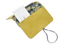Detail of the anti-sandwich crease and the meticulous finishes of a leather wallet yellow CreationACC.